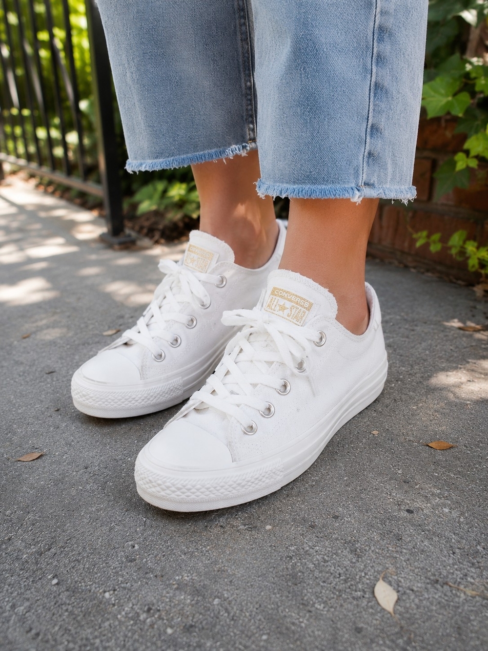 Converse All Star Low Top White Canvas Sneakers Size 7